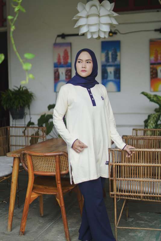Kaos Tunik Premium 100% Cotton Combed 20s Muslim Hijab Kerah Kancing Henley Cream Longsleeve List Navy Peweka